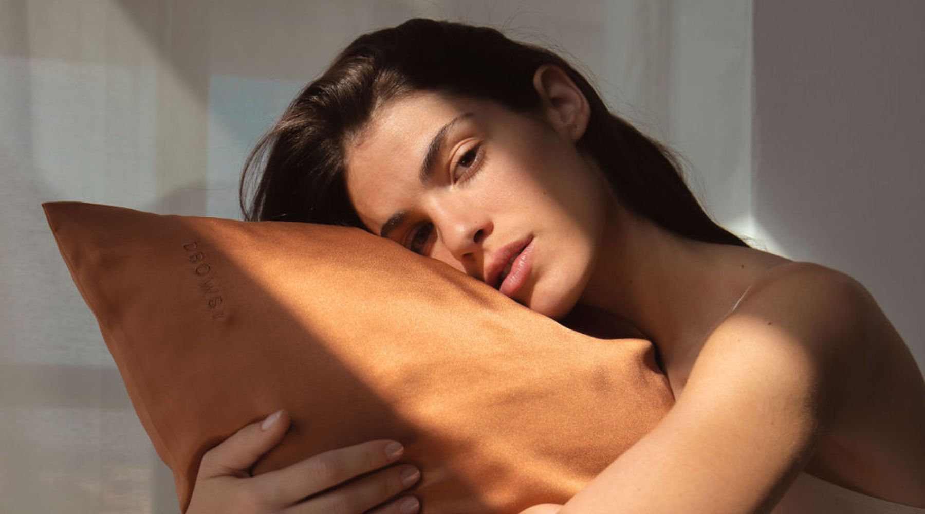 Oily hair: why sleeping on a silk pillowcase changes everything